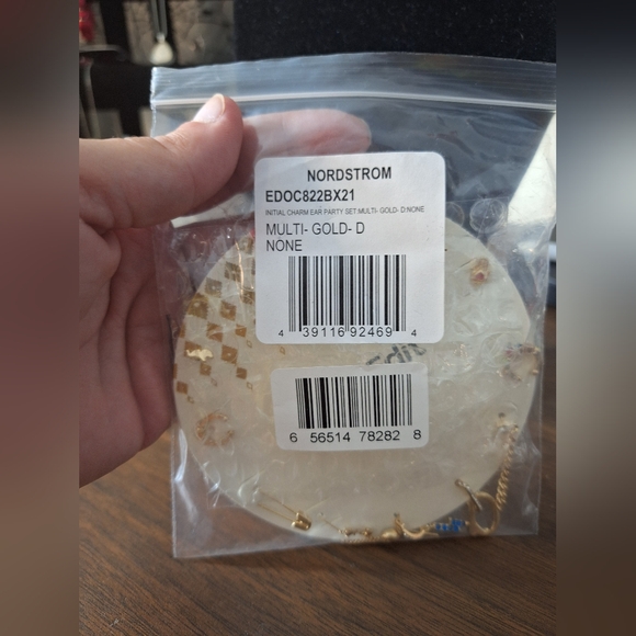 Nordstrom Open Edit earrings gift set letter D - Picture 6 of 6